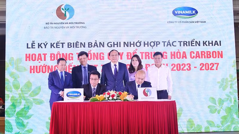 Đại diện Vinamilk và Báo Tài nguyên và Môi trường ký biên bản ghi nhớ hợp tác cho dự án trồng cây hướng đến Net Zero.