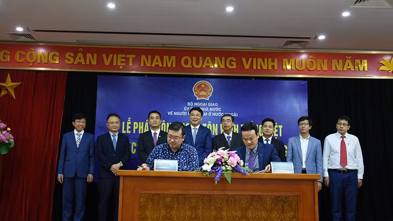 Ký kết thỏa thuận triển khai Đề án Ngày Tôn vinh tiếng Việt trong cộng đồng người Việt Nam ở nước ngoài. Ký kết thỏa thuận triển khai Đề án Ngày Tôn vinh tiếng Việt trong cộng đồng người Việt Nam ở nước ngoài.