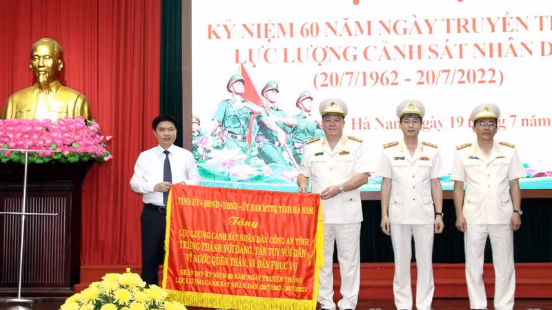 Chủ tịch Ủy ban nhân dân tỉnh Hà Nam Trương Quốc Huy tặng bức trướng cho lực lượng Cảnh sát nhân dân Hà Nam.