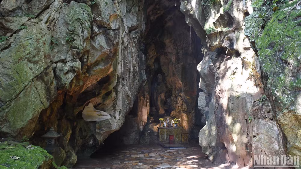 Hiện có gần 90 ma nhai còn nguyên vẹn và mang nhiều giá trị lịch sử tại danh thắng Ngũ Hành Sơn. Hiện có gần 90 ma nhai còn nguyên vẹn và mang nhiều giá trị lịch sử tại danh thắng Ngũ Hành Sơn.