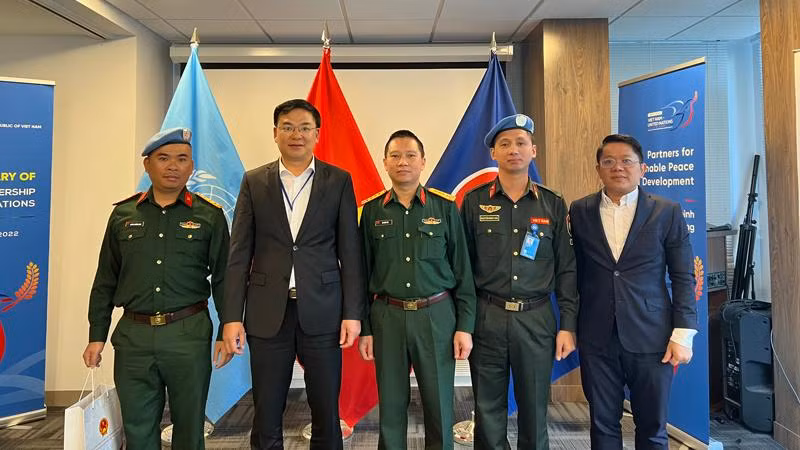 Thứ trưởng Phạm Quang Hiệu làm việc với các sĩ quan Việt Nam đang công tác tại Bộ phận Gìn giữ Hòa bình của Liên hợp quốc. Thứ trưởng Phạm Quang Hiệu làm việc với các sĩ quan Việt Nam đang công tác tại Bộ phận Gìn giữ Hòa bình của Liên hợp quốc.