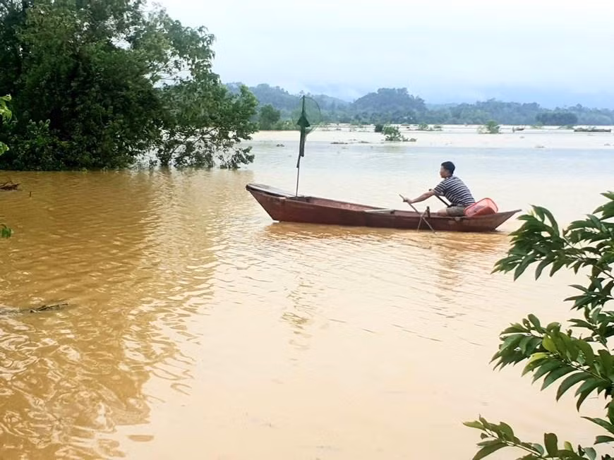 Người dân xã Thanh Lâm, huyện Thanh Chương (Nghệ An) di chuyển bằng thuyền. (Ảnh: Tá Chuyên/TTXVN)