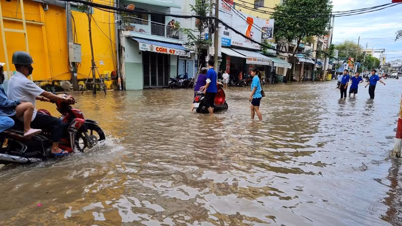 Nước ngập sâu đường Ngô Quyền, quận Ninh Kiều, khu vực có nhiều trường học, gây khó khăn cho học sinh đến trường.