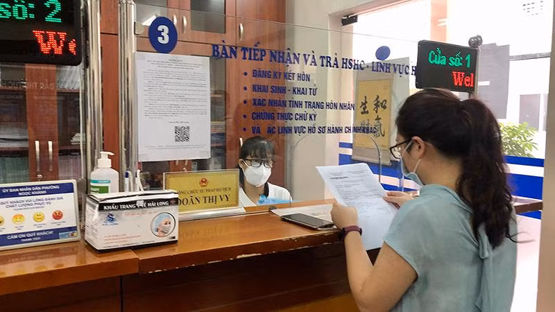 Thực hiện thủ tục hành chính tại Ủy ban nhân dân phường Ngọc Khánh (quận Ba Đình, Hà Nội).