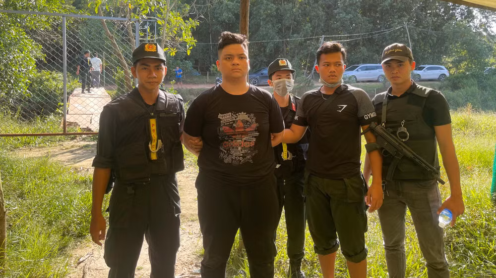 Công an truy bắt đối tượng Đoàn Thiên Long, một trong những đối tượng nổ súng làm 3 người chết trong vụ án ở thành phố Phú Quốc, ngày 27/10. Công an truy bắt đối tượng Đoàn Thiên Long, một trong những đối tượng nổ súng làm 3 người chết trong vụ án ở thành phố Phú Quốc, ngày 27/10.