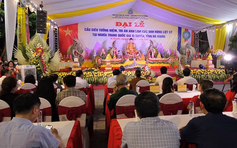 Quang cảnh Đại lễ cầu siêu tại Nghĩa trang Liệt sĩ quốc gia Vị Xuyên.