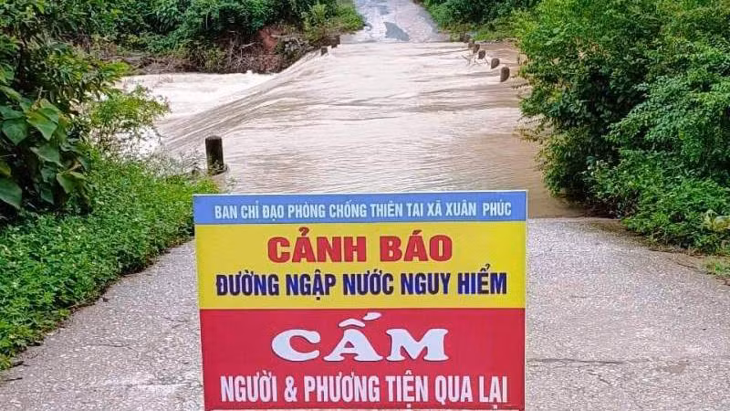 Mưa lũ ngập điểm tràn trên tuyến giao thông ở huyện Như Thanh.