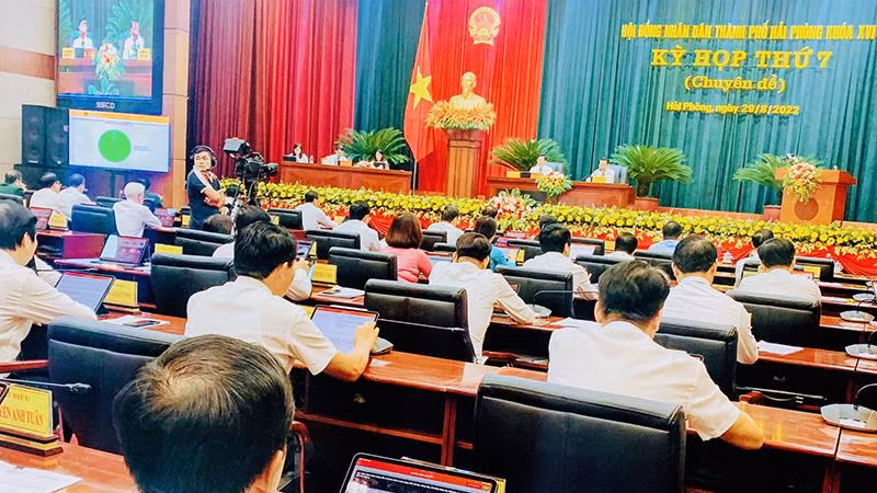 Các đại biểu biểu quyết thông qua 7 nghị quyết tại Kỳ họp chuyên đề của Hội đồng nhân dân thành phố Hải Phòng chiều 29/8.
