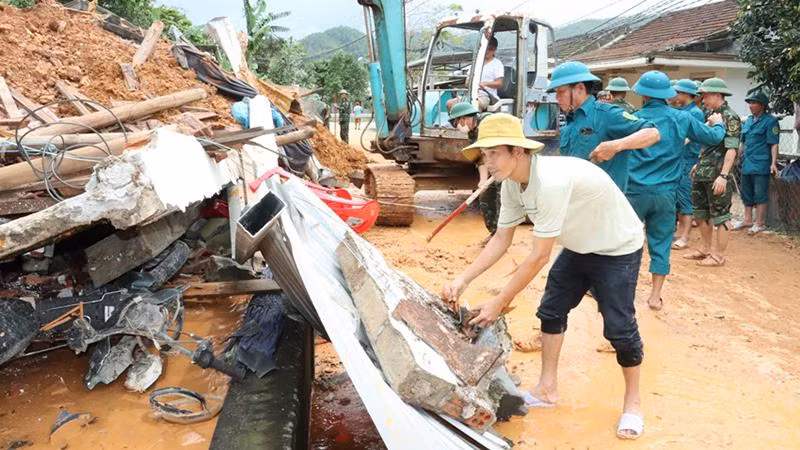 Lực lượng Quân đội cùng dân quân địa phương tập khắc phục các điểm sạt lở và nhà ở bị sập tại thôn Phước Tượng, xã Lộc Tiến, huyện Phú Lộc (Thừa Thiên Huế).