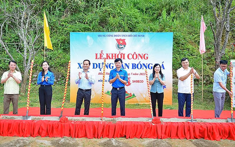 Bí thư Trung ương Đoàn Nguyễn Minh Triết (ở giữa) và đại diện các đơn vị liên quan khởi công sân bóng đá cộng đồng tại xã Hồng Thái (huyện Na Hang, tỉnh Tuyên Quang).