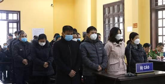 Phiên tòa xét xử vụ án với 24 bị cáo làm giả tài liệu của cơ quan tổ chức, đưa và nhận hối lộ. Phiên tòa xét xử vụ án với 24 bị cáo làm giả tài liệu của cơ quan tổ chức, đưa và nhận hối lộ.
