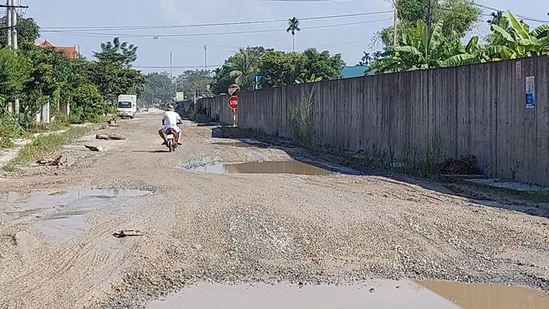 Đường tỉnh 315 thi công dang dở khiến mặt đường xuống cấp nghiêm trọng.