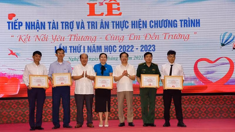 Trao danh hiệu "Sen vàng nhân ái xứ Nghệ tiêu biểu" cho các tập thể và cá nhân. (Ảnh: Thu Hương)