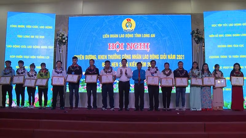 Lãnh đạo Liên đoàn Lao động tỉnh Long An khen thưởng công nhân lao động giỏi.