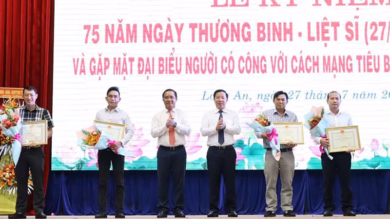 Lãnh đạo tỉnh Long An tặng Bằng khen của Chủ tịch Ủy ban nhân dân tỉnh Long An cho các tập thể có nhiều thành tích đóng góp trong các phong trào "Đền ơn đáp nghĩa". Lãnh đạo tỉnh Long An tặng Bằng khen của Chủ tịch Ủy ban nhân dân tỉnh Long An cho các tập thể có nhiều thành tích đóng góp trong các phong trào "Đền ơn đáp nghĩa".