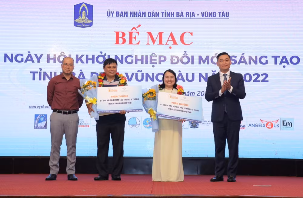 Ban Tổ chức trao giải Nhất cho các tác giả dự án “Thiết bị xử lý dầu Diesel” và “Bảng tuần hoàn hóa học dành cho người khiếm thị”.