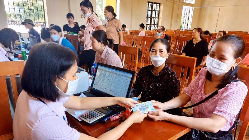 Người dân xã Hiền Lương, huyện Hà Hòa được tiếp cận nguồn vốn vay hộ nghèo.