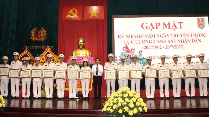 Lãnh đạo tỉnh Hà Nam tặng bằng khen biểu dương các tập thể, cá nhân nhân dịp 60 năm Ngày truyền thống lực lượng Cảnh sát nhân dân.