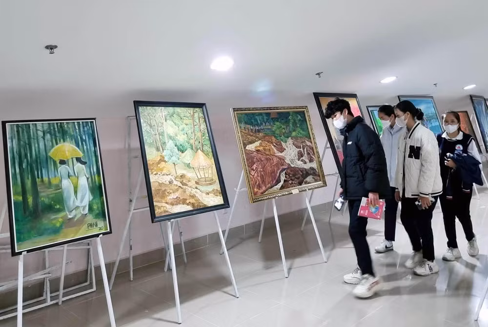 Không gian trưng triển lãm tranh của văn nghệ sĩ Hội Văn học Nghệ thuật Lâm Đồng. Không gian trưng triển lãm tranh của văn nghệ sĩ Hội Văn học Nghệ thuật Lâm Đồng.