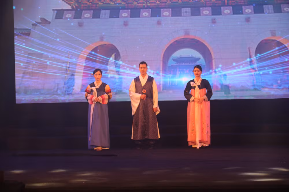 Tiết mục múa Việt-Hàn (trình diễn hanbok-múa-trình diễn áo dài). Tiết mục múa Việt-Hàn (trình diễn hanbok-múa-trình diễn áo dài).