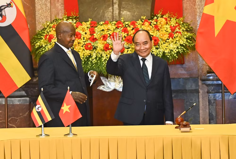Chủ tịch nước Nguyễn Xuân Phúc và Tổng thống Uganda Yoweri Kaguta Museveni tại lễ ký kết. Chủ tịch nước Nguyễn Xuân Phúc và Tổng thống Uganda Yoweri Kaguta Museveni tại lễ ký kết.