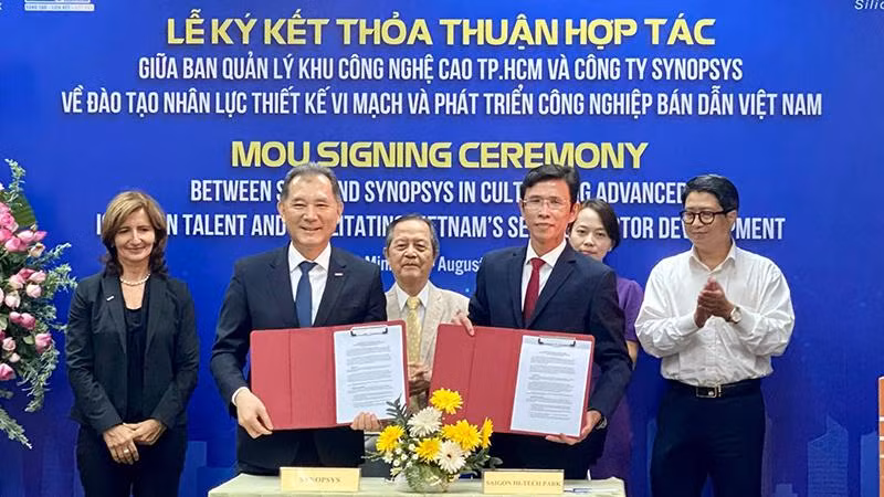 Ký kết thỏa thuận đào tạo nhân lực thiết kế vi mạch và phát triển công nghiệp bán dẫn Việt Nam.