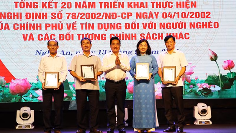 Phó Tổng giám đốc Ngân hàng Chính sách xã hội Việt Nam Huỳnh Văn Thuận trao Bằng vinh danh các cá nhân có nhiều đóng góp cho hoạt động tín dụng chính sách.