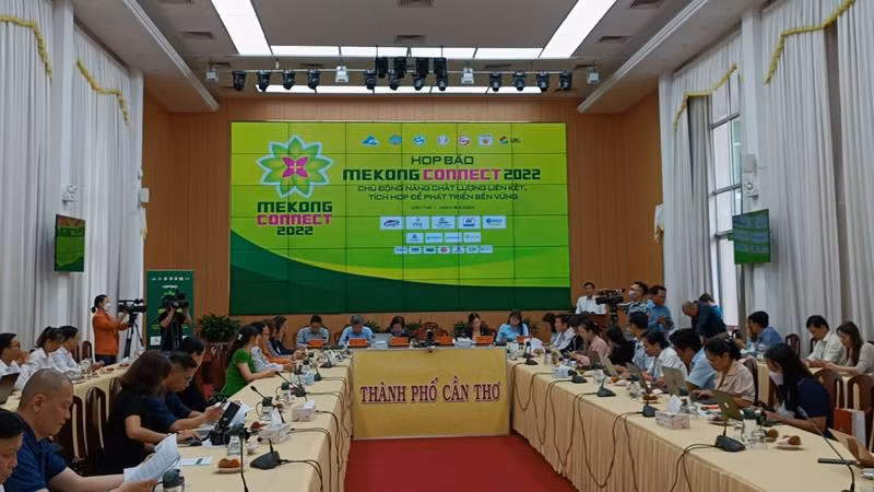 Quang cảnh buổi họp báo.