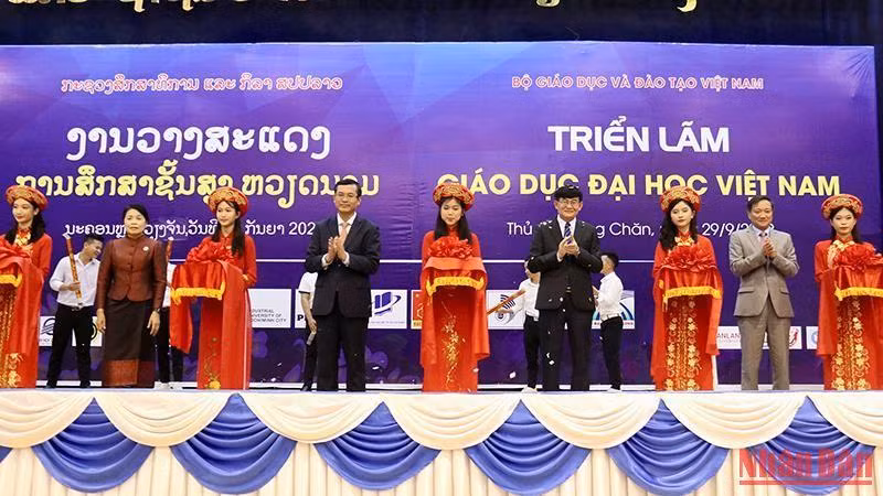 Các đại biểu cắt băng khai mạc Triển lãm. (Ảnh: TRỊNH DŨNG)