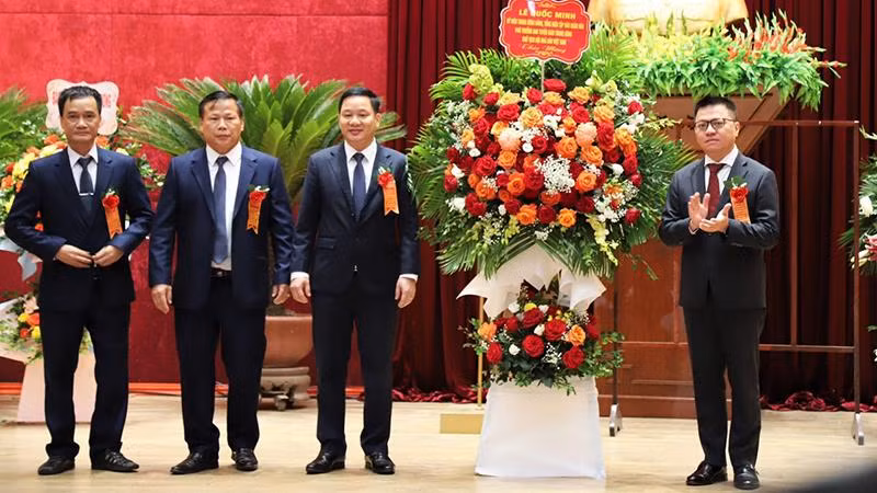 Đồng chí Lê Quốc Minh tặng hoa chúc mừng Báo Hòa Bình. Đồng chí Lê Quốc Minh tặng hoa chúc mừng Báo Hòa Bình.