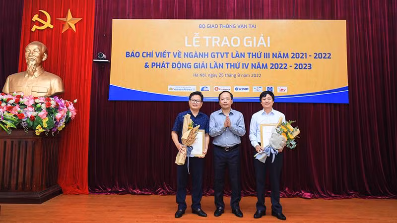 Thứ trưởng Nguyễn Duy Lâm trao giải tập thể cho đại diện các đơn vị. Thứ trưởng Nguyễn Duy Lâm trao giải tập thể cho đại diện các đơn vị.