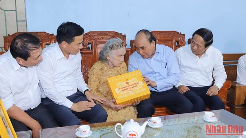 Chủ tịch nước Nguyễn Xuân Phúc tặng quà Bà mẹ Việt Nam Anh hùng Lê Thị Ình. Chủ tịch nước Nguyễn Xuân Phúc tặng quà Bà mẹ Việt Nam Anh hùng Lê Thị Ình.