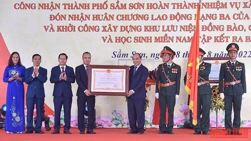 Chủ tịch nước Nguyễn Xuân Phúc trao Huân chương Lao động hạng Ba tặng Đảng bộ, chính quyền và nhân dân thành phố Sầm Sơn, tỉnh Thanh Hóa. Chủ tịch nước Nguyễn Xuân Phúc trao Huân chương Lao động hạng Ba tặng Đảng bộ, chính quyền và nhân dân thành phố Sầm Sơn, tỉnh Thanh Hóa.