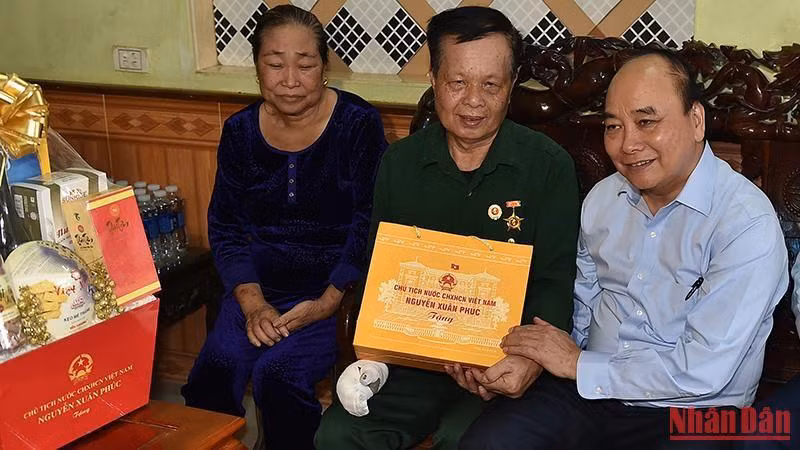 Chủ tịch nước Nguyễn Xuân Phúc tặng quà thương binh Lường Anh Tuấn. Chủ tịch nước Nguyễn Xuân Phúc tặng quà thương binh Lường Anh Tuấn.