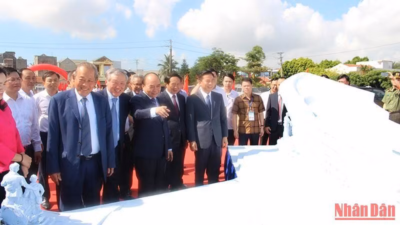 Chủ tịch nước Nguyễn Xuân Phúc và các đồng chí lãnh đạo, nguyên lãnh đạo Đảng, Nhà nước tham quan mô hình Khu lưu niệm đồng bào, cán bộ, chiến sĩ và học sinh miền nam tập kết ra bắc. Chủ tịch nước Nguyễn Xuân Phúc và các đồng chí lãnh đạo, nguyên lãnh đạo Đảng, Nhà nước tham quan mô hình Khu lưu niệm đồng bào, cán bộ, chiến sĩ và học sinh miền nam tập kết ra bắc.
