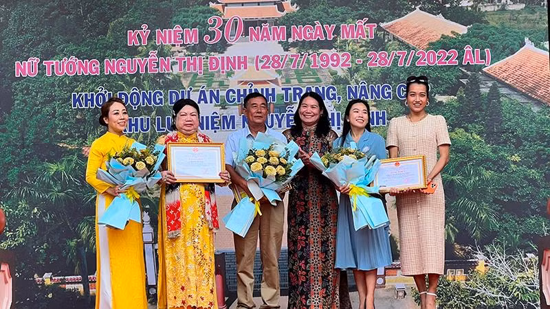 Ủy ban nhân dân tỉnh Bến Tre tặng bằng khen cho các tập thể, cá nhân đóng góp hiện vật, kỷ vật, vật chất cho Khu lưu niệm Nguyễn Thị Định. Ủy ban nhân dân tỉnh Bến Tre tặng bằng khen cho các tập thể, cá nhân đóng góp hiện vật, kỷ vật, vật chất cho Khu lưu niệm Nguyễn Thị Định.