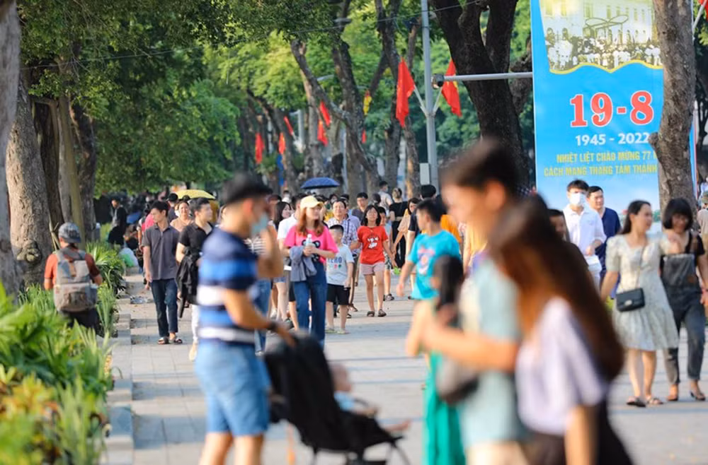 Không gian đi bộ hồ Hoàn Kiếm nhộn nhịp những ngày nghỉ Lễ Quốc khánh. (Ảnh: Thanh Tùng/TTXVN)