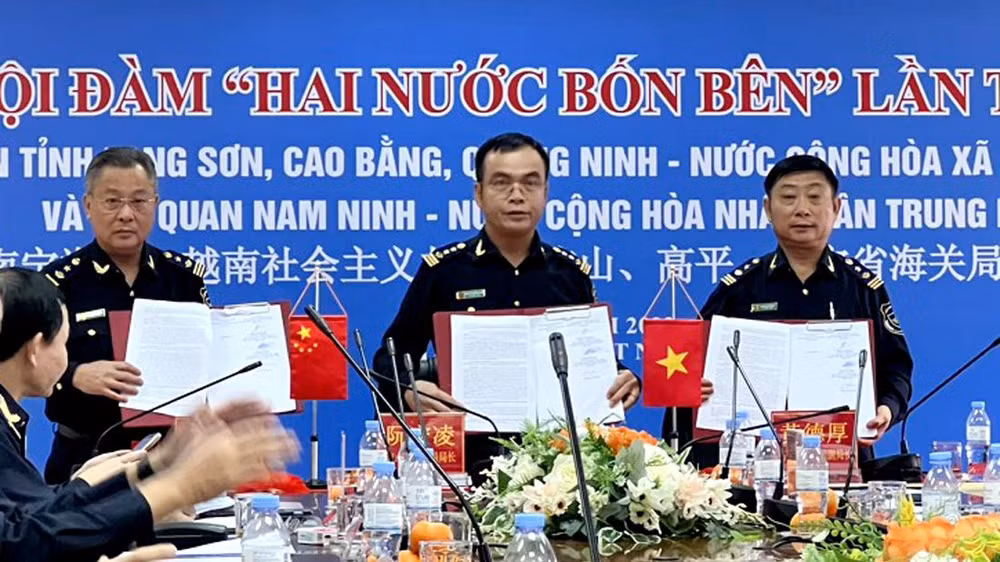 Lãnh đạo Cục Hải quan ba tỉnh Cao Bằng, Lạng Sơn, Quảng Ninh ký biên bản thỏa thuận hợp tác với hải quan Nam Ninh, (Trung Quốc).