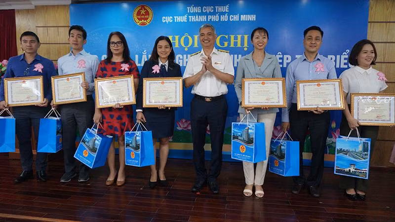 Trao giấy khen cho các doanh nghiệp thực hiện tốt chính sách, pháp luật thuế năm 2021.