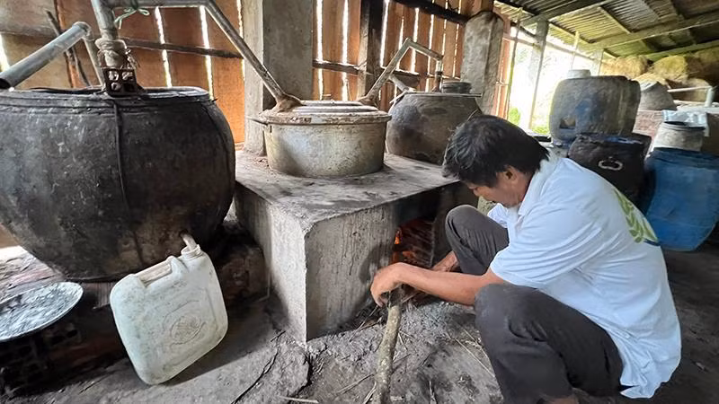 Nấu rượu theo kiểu truyền thống không nhãn mác được người dân nông thôn quen sử dụng. Nấu rượu theo kiểu truyền thống không nhãn mác được người dân nông thôn quen sử dụng.