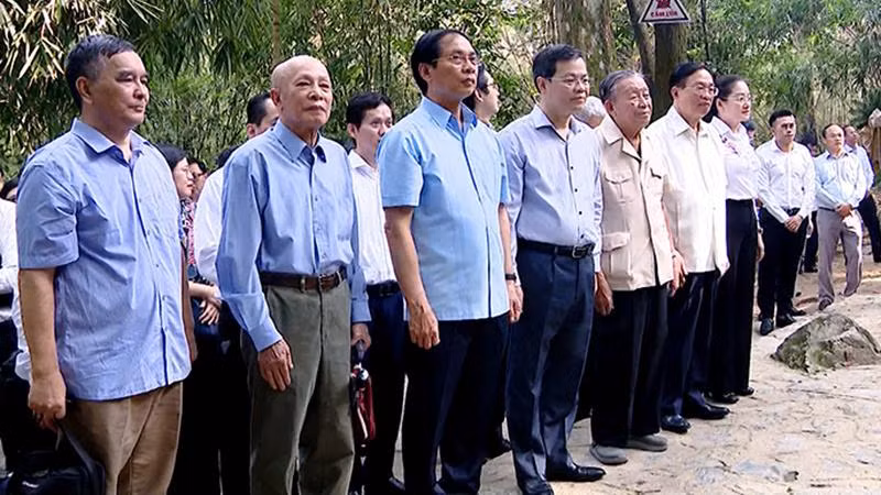 Đoàn công tác Bộ Ngoại giao và lãnh đạo tỉnh Tuyên Quang dâng hương tại Lán Nà Nưa. Đoàn công tác Bộ Ngoại giao và lãnh đạo tỉnh Tuyên Quang dâng hương tại Lán Nà Nưa.