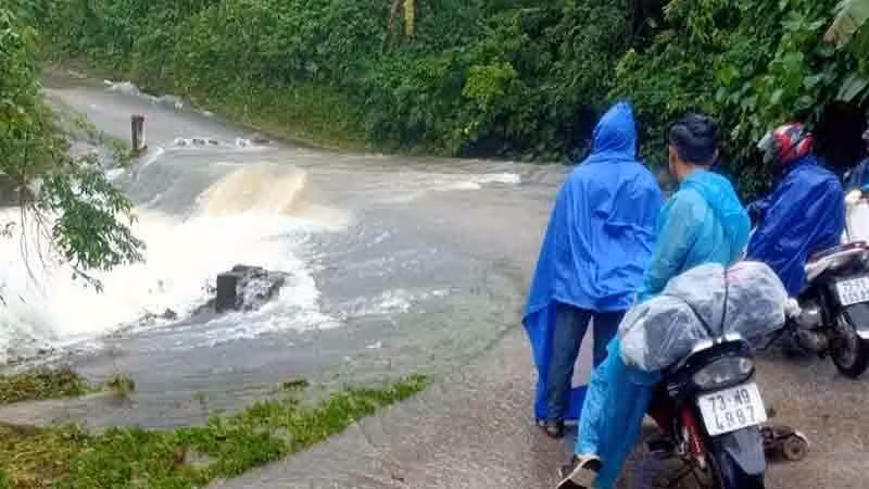 Đường 20 Quyết thắng ở huyện Bố Trạch bị ngập, người và phương tiện không qua lại được. Đường 20 Quyết thắng ở huyện Bố Trạch bị ngập, người và phương tiện không qua lại được.