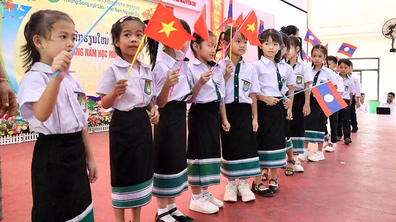 Các em học sinh Trường song ngữ Lào-Việt Nam Nguyễn Du hân hoan bước vào năm học mới. (Ảnh: HẢI TIẾN)