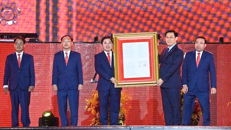 Chủ tịch Quốc hội Vương Đình Huệ trao Nghị quyết của Ủy ban Thường vụ Quốc hội về việc thành lập các phường thuộc thị xã Phổ Yên và thành lập thành phố Phổ Yên, tỉnh Thái Nguyên. (Ảnh: DUY LINH)