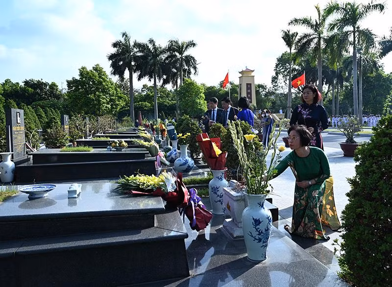 Các đồng chí lãnh đạo thành phố thắp hương tại phần mộ các bậc tiền bối cách mạng. Các đồng chí lãnh đạo thành phố thắp hương tại phần mộ các bậc tiền bối cách mạng.