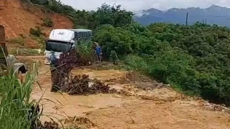 Mưa lũ tại huyện Yên Châu đã gây sạt lở đường, khiến phương tiện giao thông bị ách tắc. Mưa lũ tại huyện Yên Châu đã gây sạt lở đường, khiến phương tiện giao thông bị ách tắc.