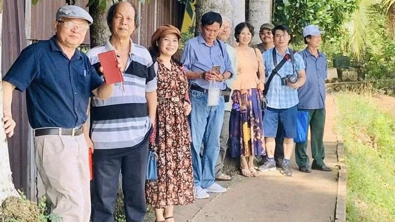 Các nhà văn dự trại khảo sát thực tế tại các địa phương miền Tây Nam Bộ.