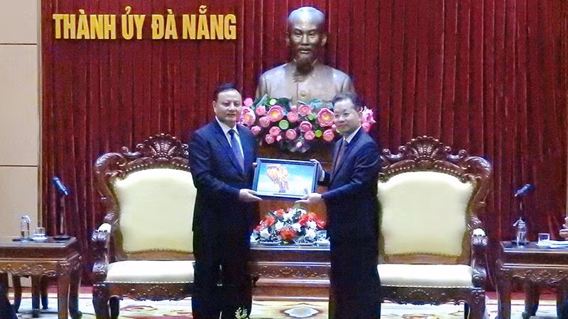 Thường trực Thành ủy Đà Nẵng tặng quà lưu niệm cho đoàn cán bộ cấp cao tỉnh Savanakhet.