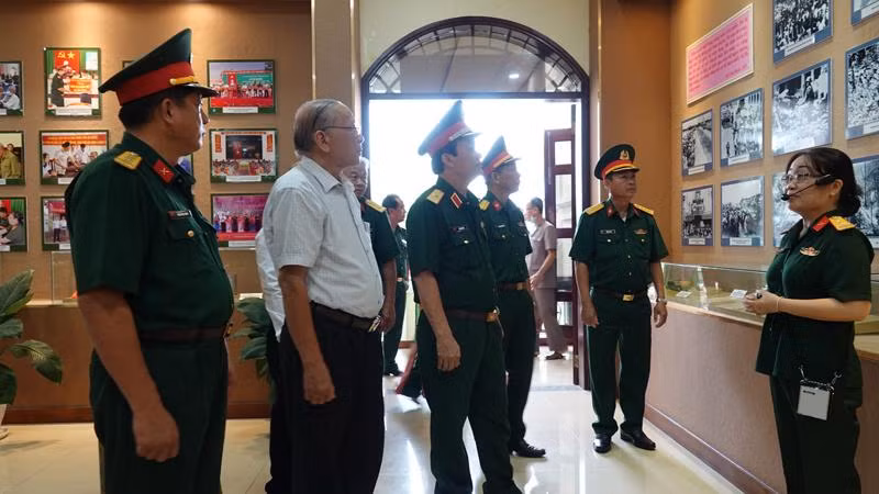 Các đại biểu tham quan triển lãm. Các đại biểu tham quan triển lãm.