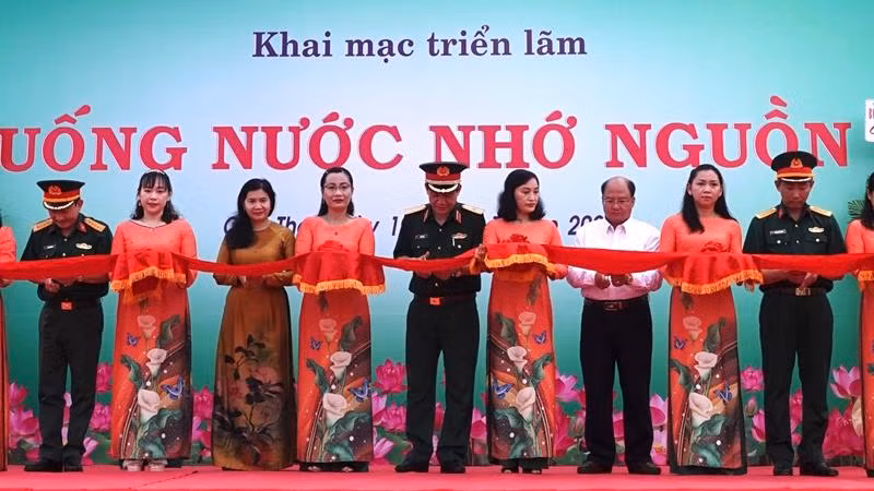 Lãnh đạo Quân khu 9 cắt băng khai mạc triển lãm.